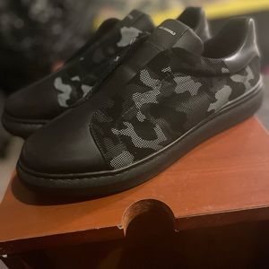 KARL LAGERFELD LEATHER SNEAKER IN BLACK/CAMO PRINTER LEATHER WITH LACELESS